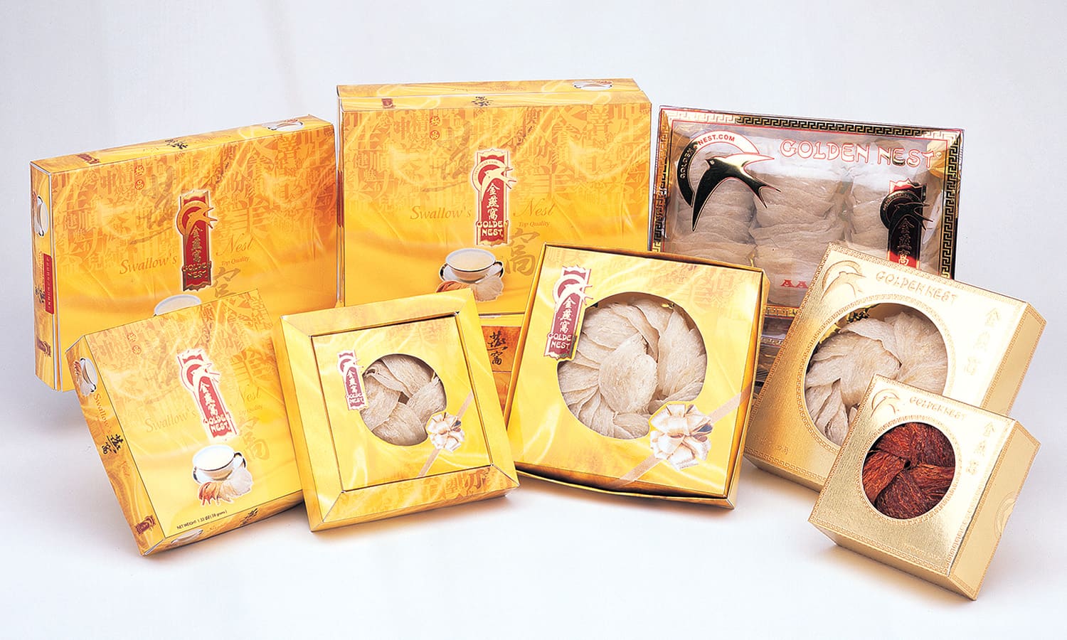 各种燕窝包装产品，以金色和红色设计为特色，整齐地排列在浅色背景上。